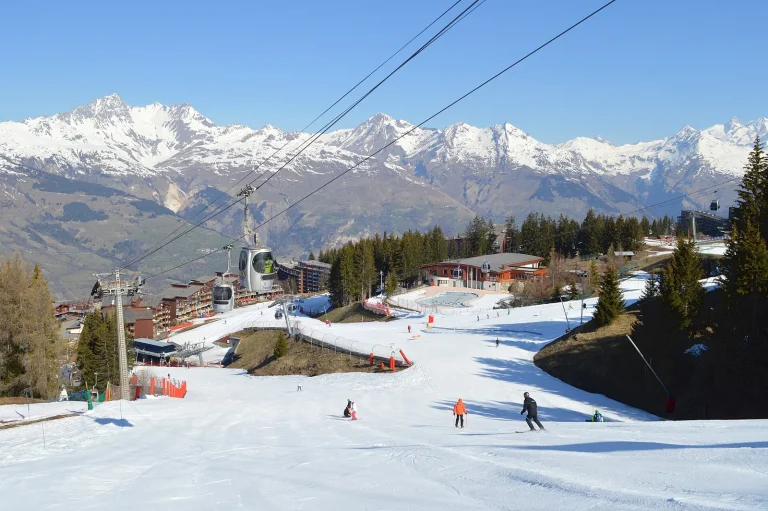 Arc 1800 aux Arcs : front de neige des Villards et télécabine