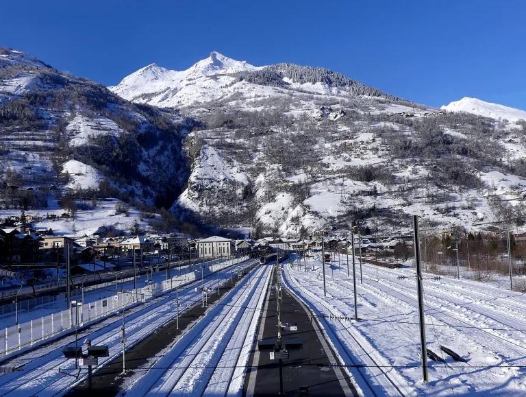 Gare de Bourg-Saint-Maurice sous la neige, point de départ des taxis vers les stations de Haute-Tarentaise